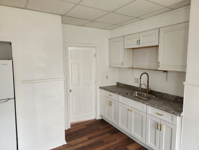 Building Photo - Spacious 4-Bedroom Apartment in Nashua, NH - Don't Miss Out!