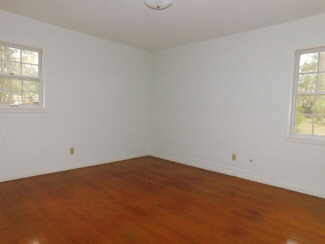 Building Photo - Convenience and charm