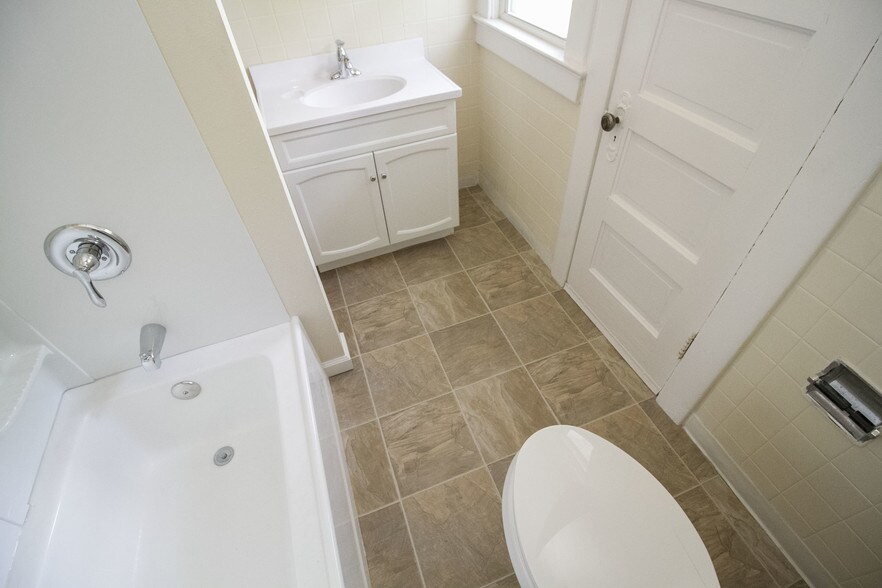 Building Photo - 701 Hampton Ave