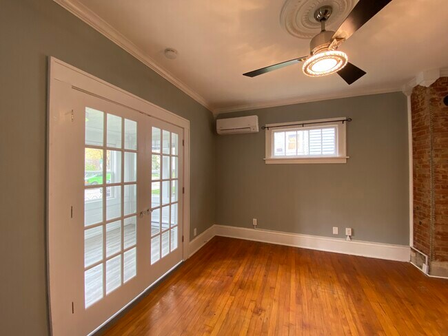 Building Photo - 37 Wyoming St E