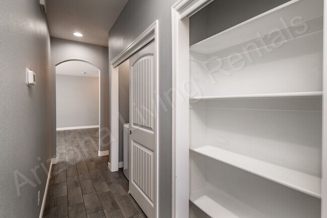 Building Photo - DON'T MISS THIS THREE BEDROOM TOWNHOUSE IN A PRIME LOCATION