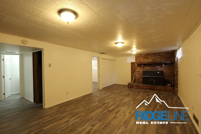 Building Photo - East-End Home with Large Garage for Lease!