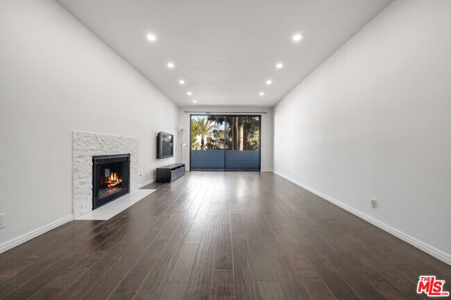 Building Photo - 310 Tahiti Way