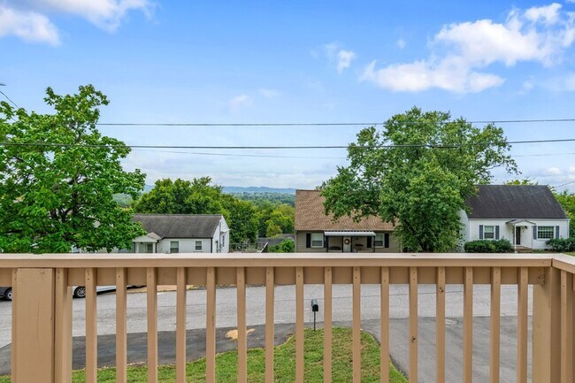 Building Photo - 3804 Lookout Dr