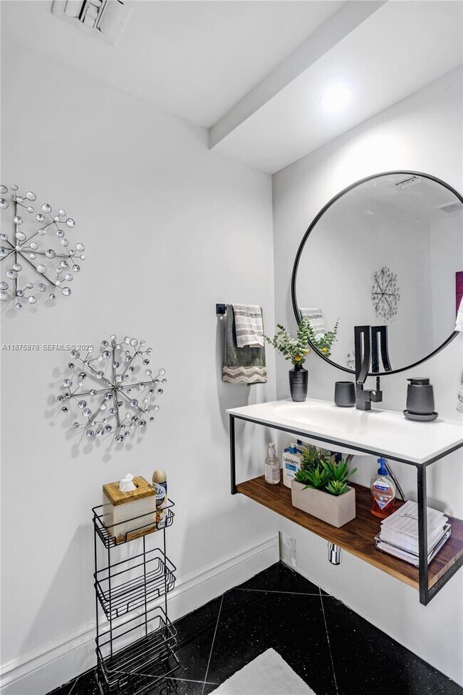 Building Photo - 848 Brickell Key Dr