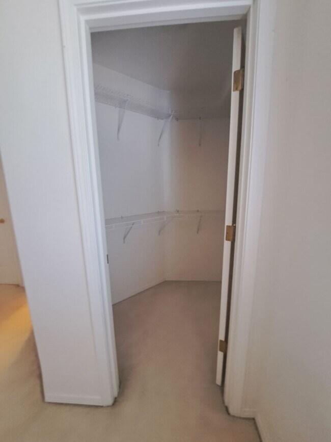 Building Photo - Beautiful Bright 3 bedroom - A/C  - Move i...