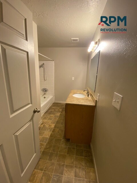 Building Photo - "Charming 3-Bedroom Haven in Sunset