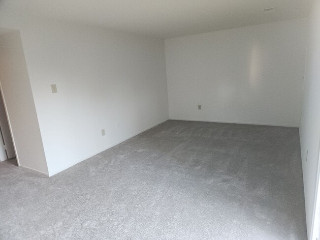 Building Photo - 3 Level  3 + 3.5 Ba w/2 BRAND NEW BATHROOM...