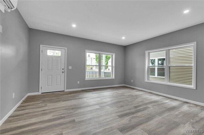 Building Photo - 140 Seymour St