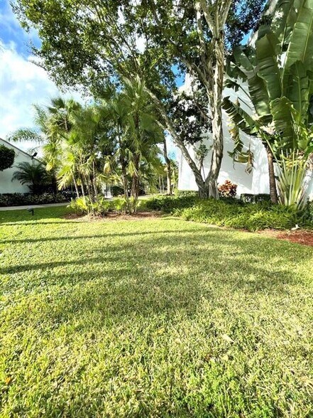 Building Photo - 711 N Pine Island Rd