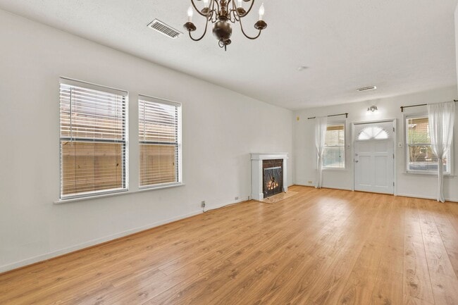 Building Photo - Adorable Montrose Bungaloq