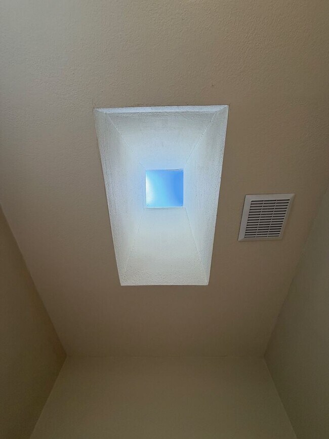 Building Photo - 3/2/2 on culdesac, close to park!