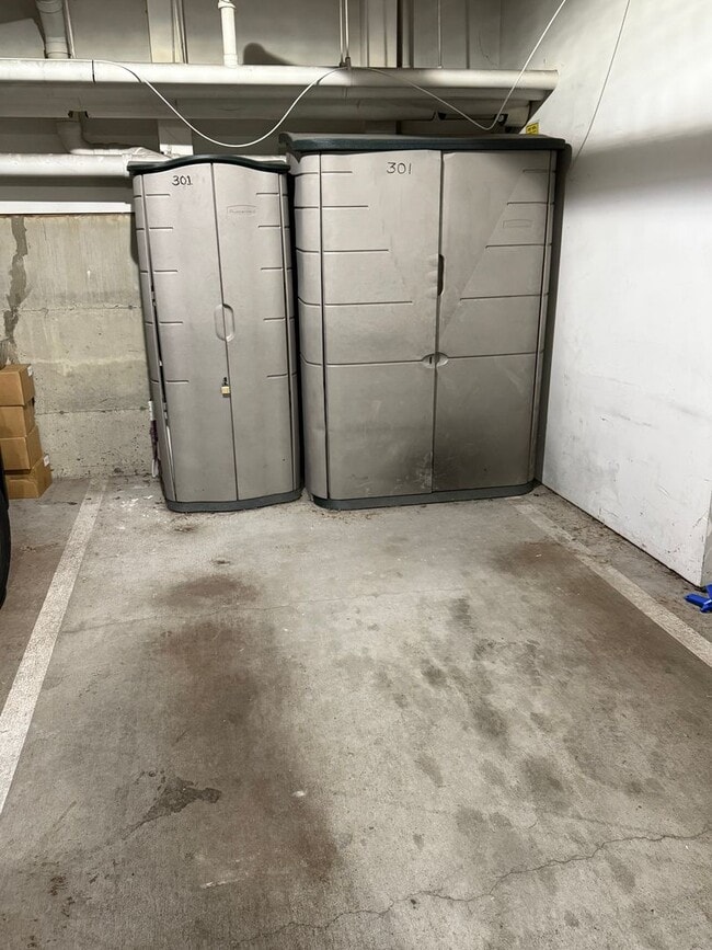 Building Photo - 2BR Top Floor Condo w/ Dedicated Parking &...