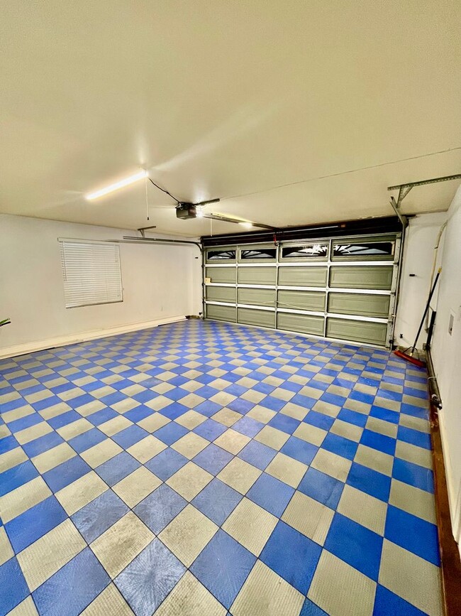 Building Photo - Contemporary Newly Renovated 3 Bedroom 2 Bathroom Residence