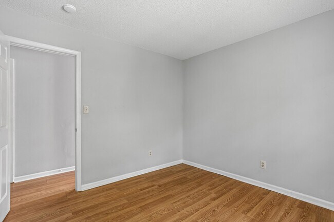 Building Photo - 1321 Park Glen Dr