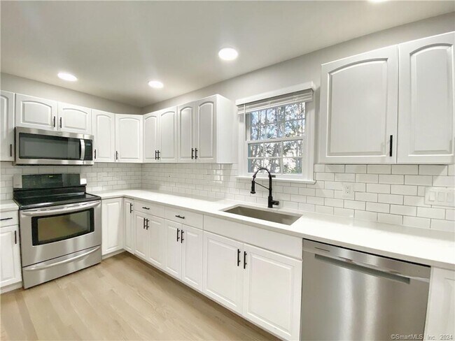 Primary Photo - 52 Vitti St