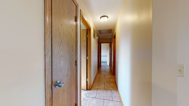 Building Photo - 507 S Bismark Ave