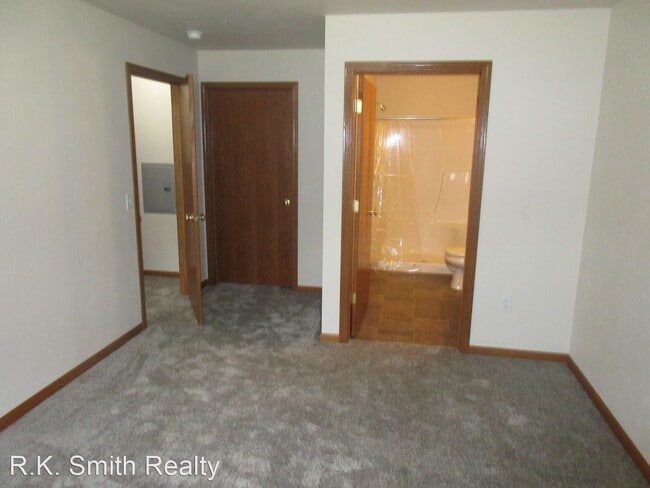 Building Photo - 553 W Sunset Dr