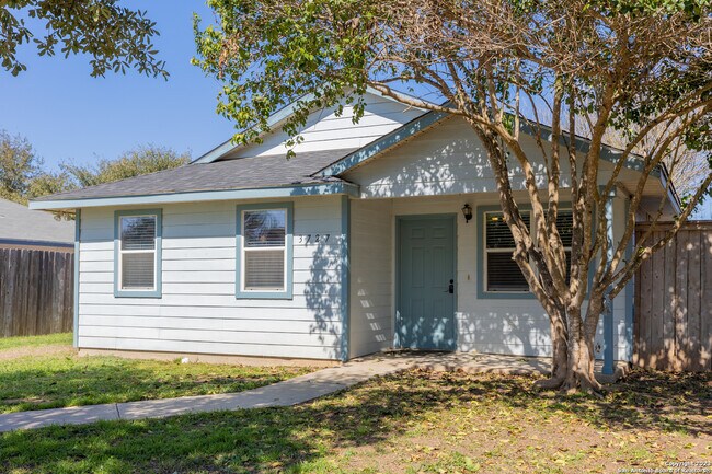 Building Photo - 3727 Aragon Dr