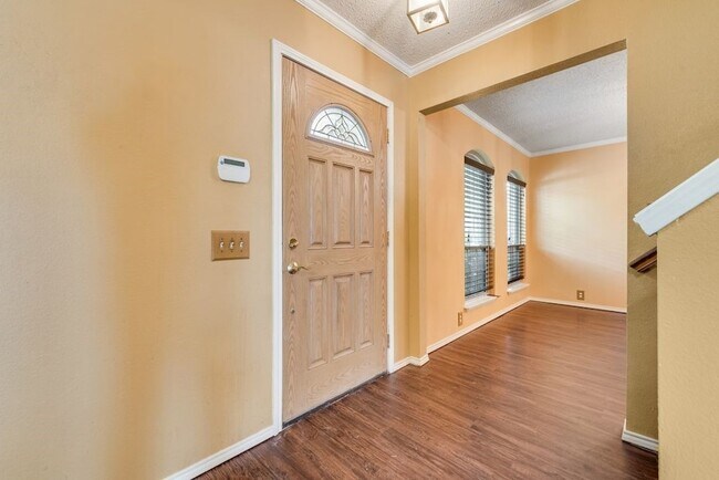 Building Photo - 220 High Pointe Ln