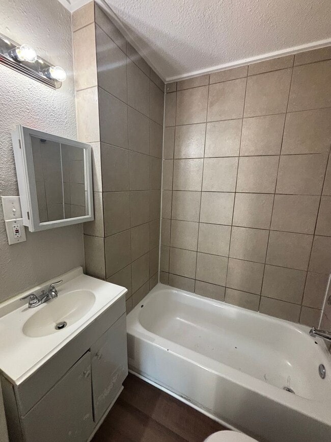 Building Photo - AVAILABLE NOW! MOVE IN SPECIAL! 3 Bedroom, 2 Bathroom in Kansas City! $1,350