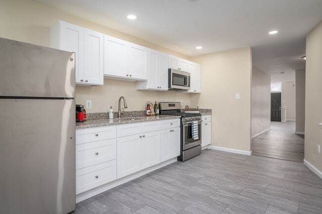 Building Photo - Beautifully renovated single family home