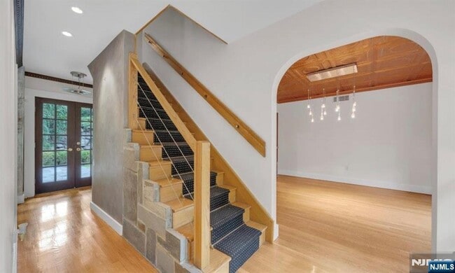 Building Photo - 278 Maple St