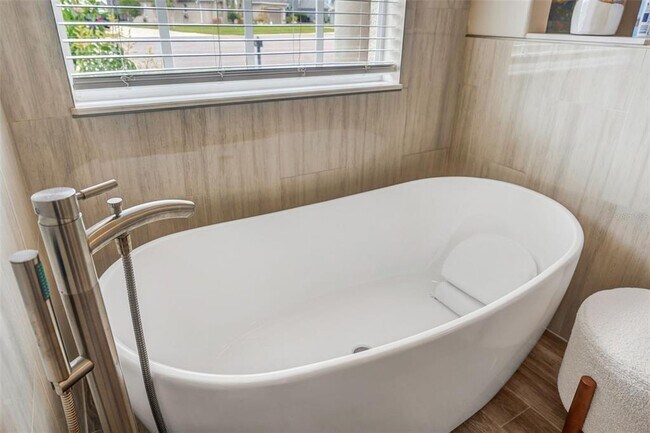 Building Photo - 6120 Chene Ct