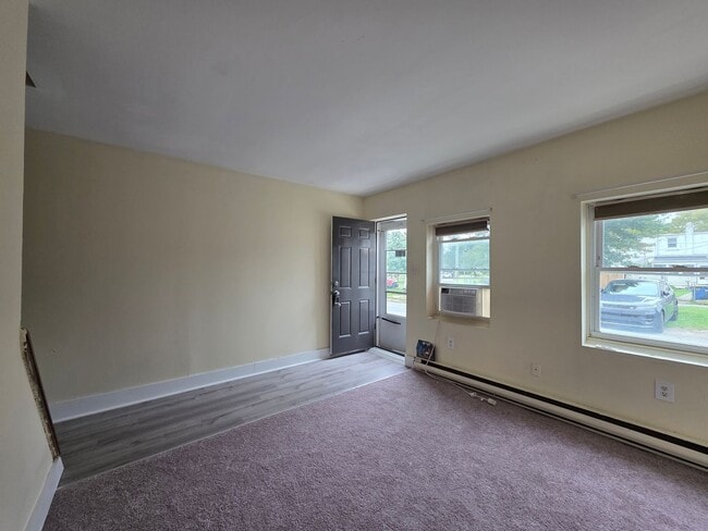 Building Photo - Freshly Renovated 2 Bedroom Townhome!