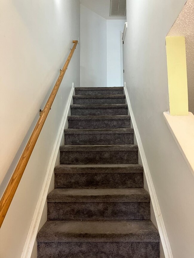 Building Photo - 2 bed, 2.5  bath townhome in Towne Meadows...