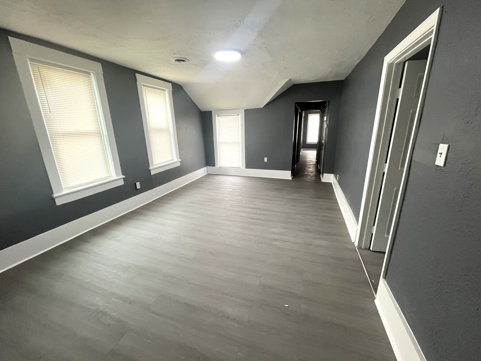 Building Photo - 909 W 17th St