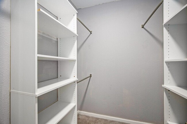 Building Photo - Light and Bright Condo in East Denver