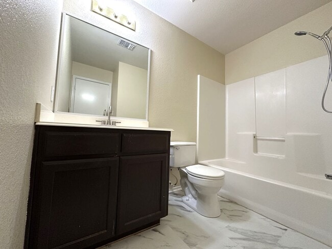 Building Photo - Beautiful 3 Bedroom 2 Bath Home