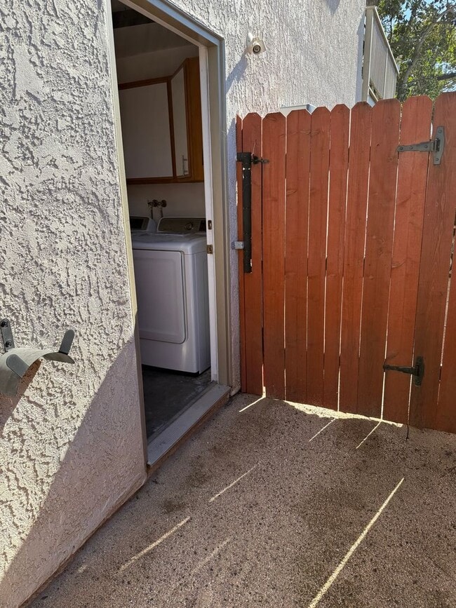 Building Photo - West Ventura 1+1 bedroom unit with a 2 car...