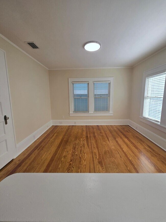 Building Photo - C1122 Woodbury Row