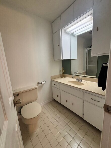 2nd Bathroom - 400 Colonial Dr