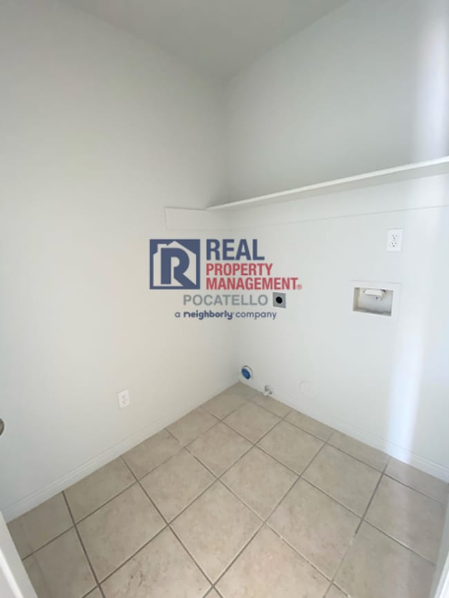 Building Photo - MOVE IN SPECIAL - 2 Bed 1.5 Bath Town Home - 1 Car garage