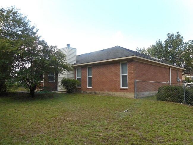 Building Photo - 3 Bedroom 2 Bath W/ Flex Room Pepperidge