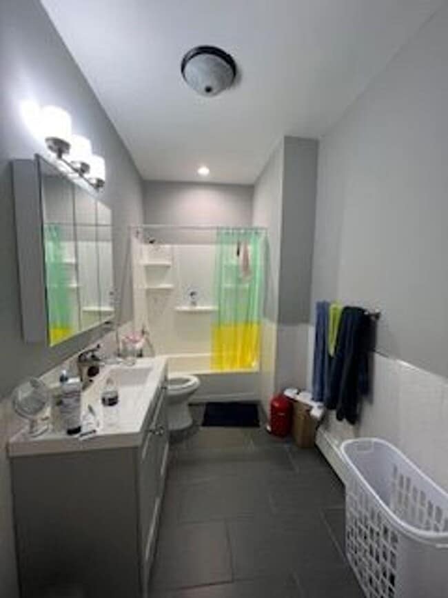Building Photo - Spacious 3BR w/ In-Unit Laundry – Renovated, Near Yale SOM