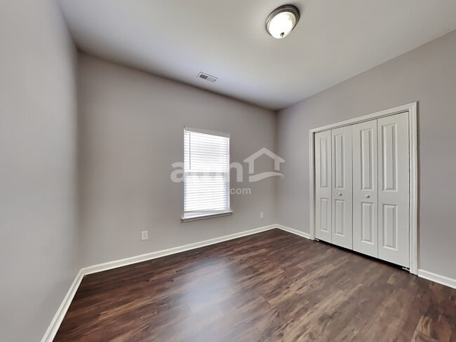 Building Photo - 621 English Oak Cir