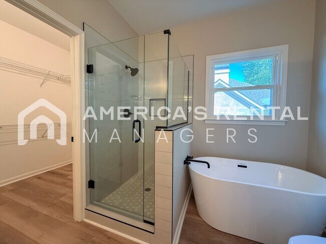 Building Photo - 825 Greystone Highlands Dr
