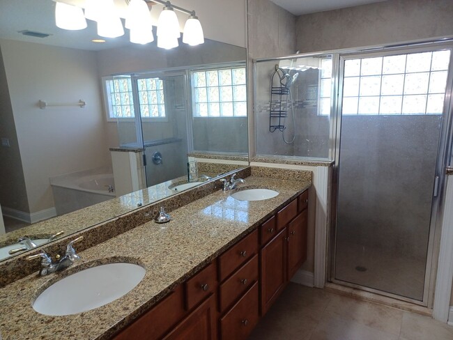 Building Photo - Gorgeous 3 BR 2 BA Lake View Rental