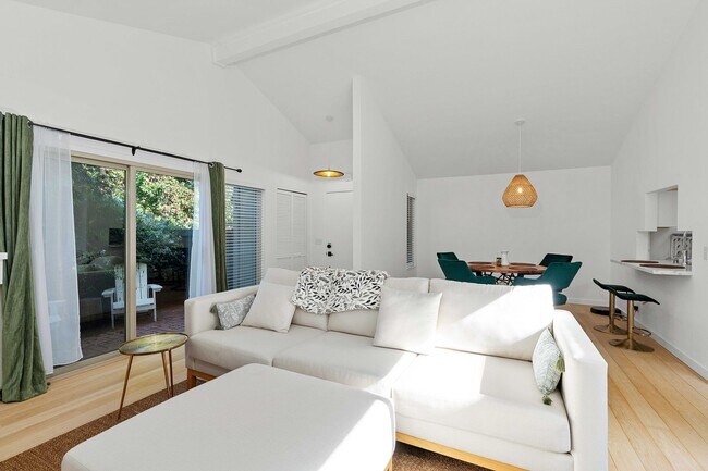 Building Photo - Spacious 2 Bed, 2 Bath Condo Near Downtown...