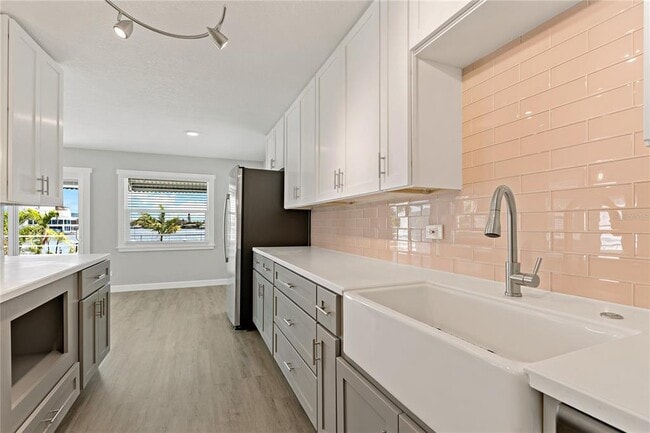 Building Photo - 8441 Bayshore Dr