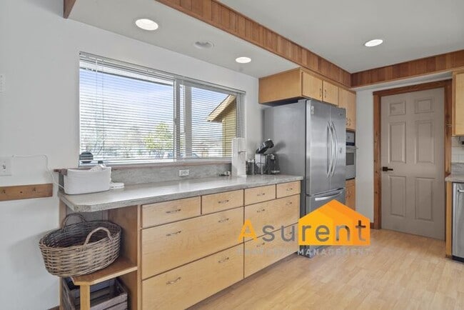 Building Photo - Amazing Fully Renovated Custom Furnished H...