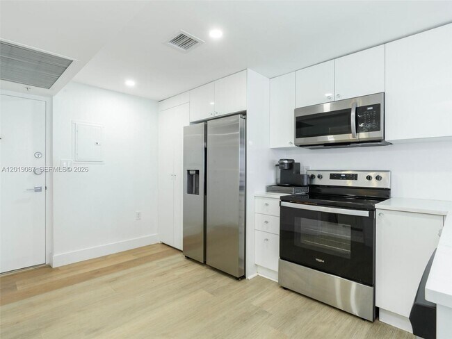 Building Photo - 10275 Collins Ave
