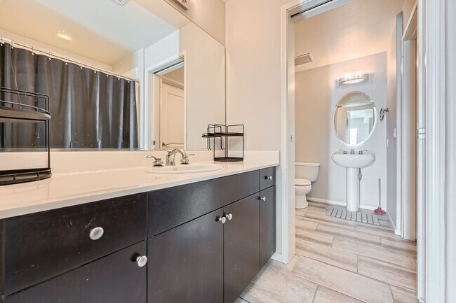 Building Photo - MOVE IN SPECIAL! $500.00 OFF 1ST MONTHS RE...