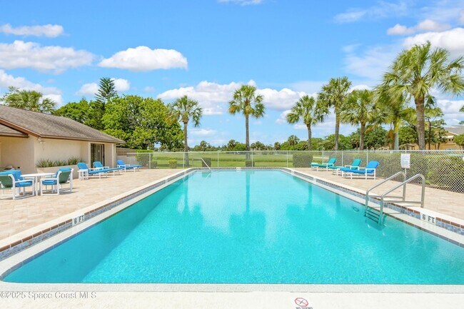 Building Photo - 2125 Golf Isle Dr