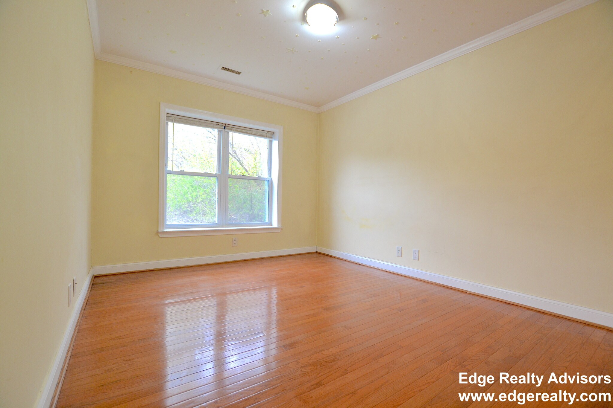 Building Photo - 128 Newton St