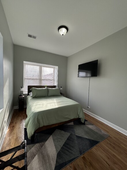 Building Photo - 3034 W Montrose Ave